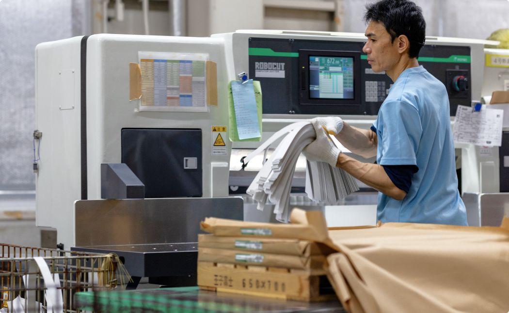印刷の現場で品質を確認するスタッフ