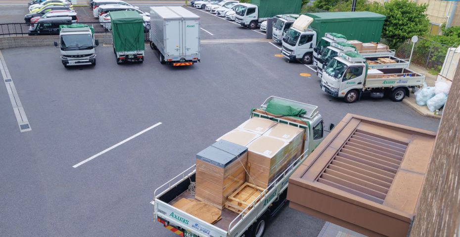 倉庫内でデータを確認するスタッフ