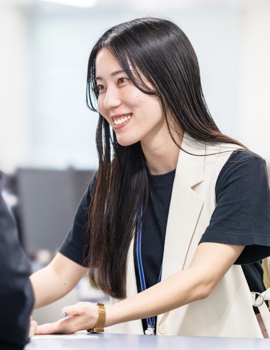 アクアスの若手女性スタッフが活躍する様子